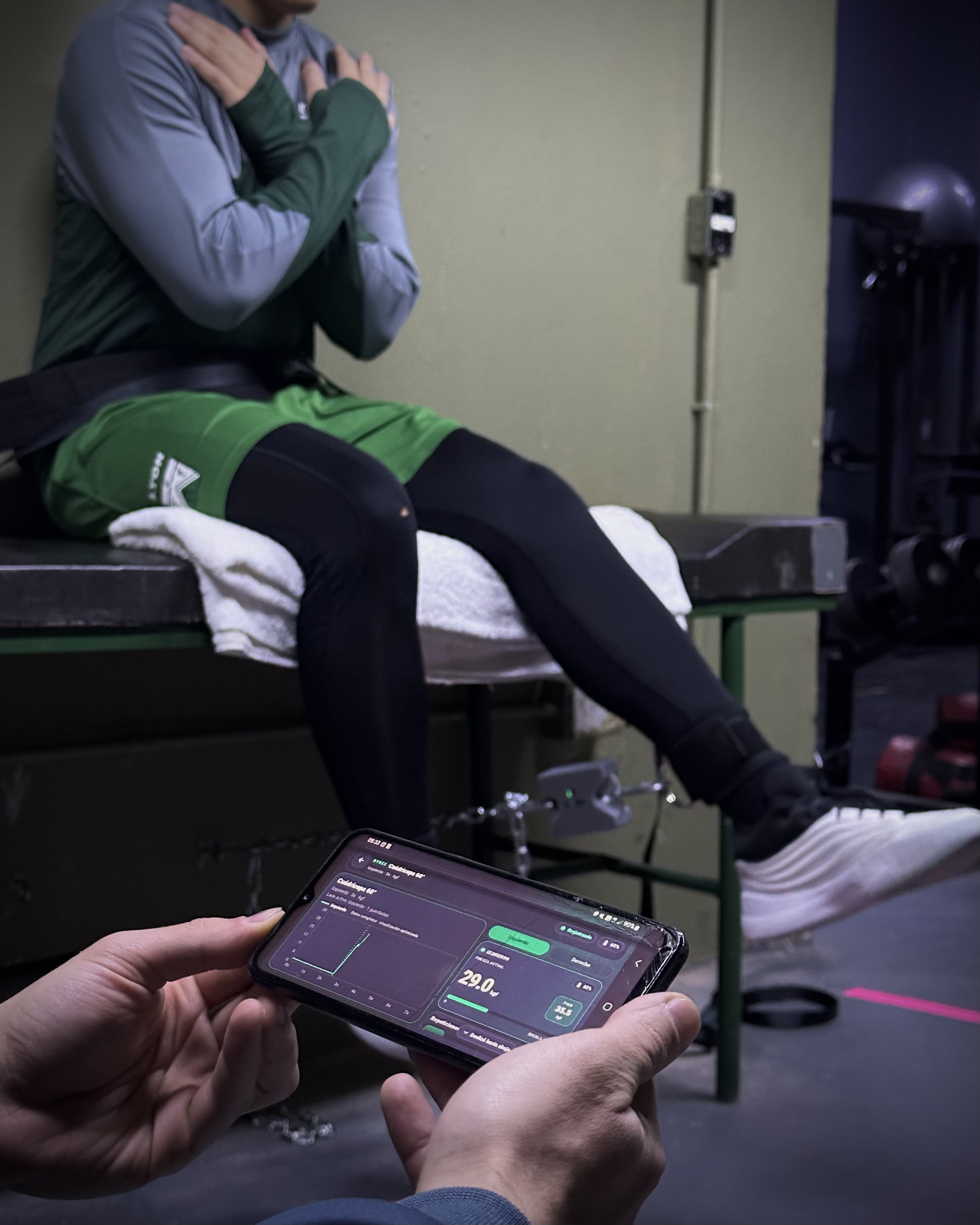 Evaluación de fuerza con DYNEX: dinamómetro en la pierna y registro del esfuerzo en el celular